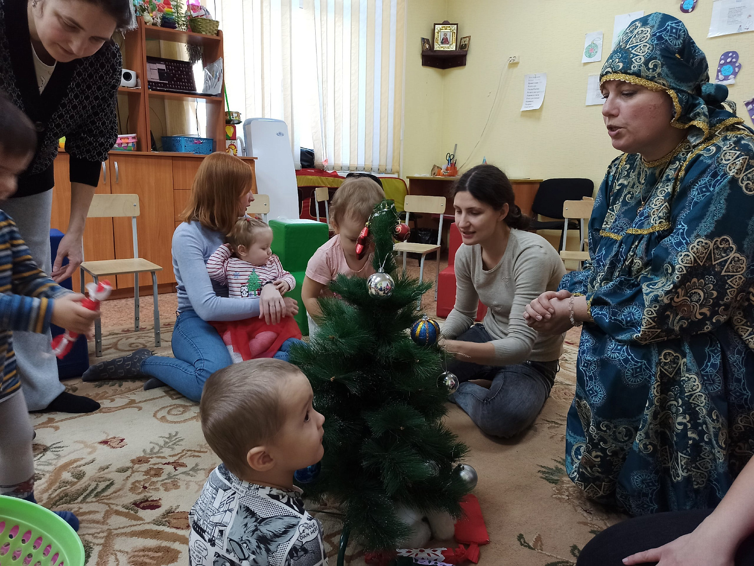 Поздравили ёлочку с днём рождения