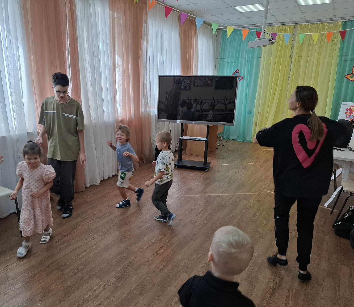 Приняли участие в танцевальном мастер – классе «Музыкальная ритмика»