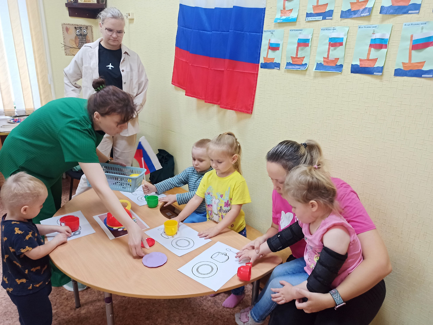 В Центре «Здоровье» в отделении коррекции детей раннего возраста прошло занятие «День рождения Государственного флага»