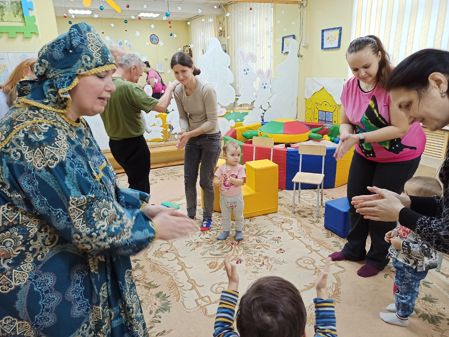 Поздравили ёлочку с днём рождения