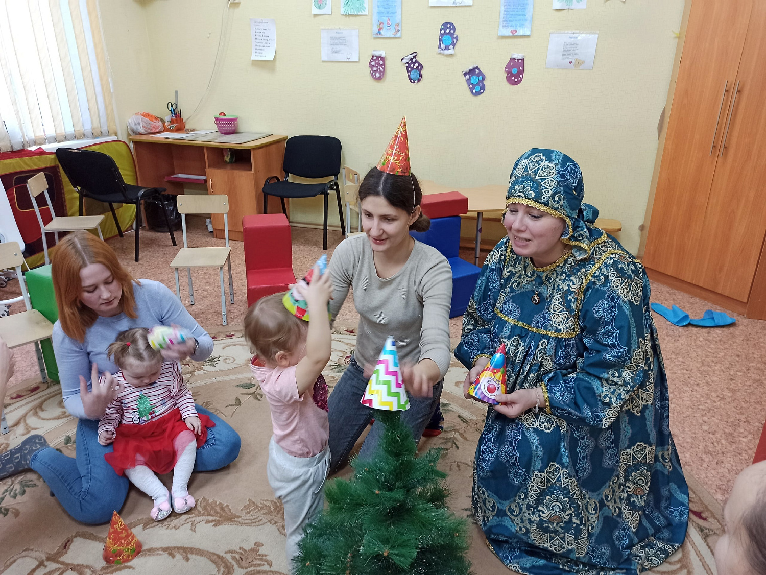 Поздравили ёлочку с днём рождения