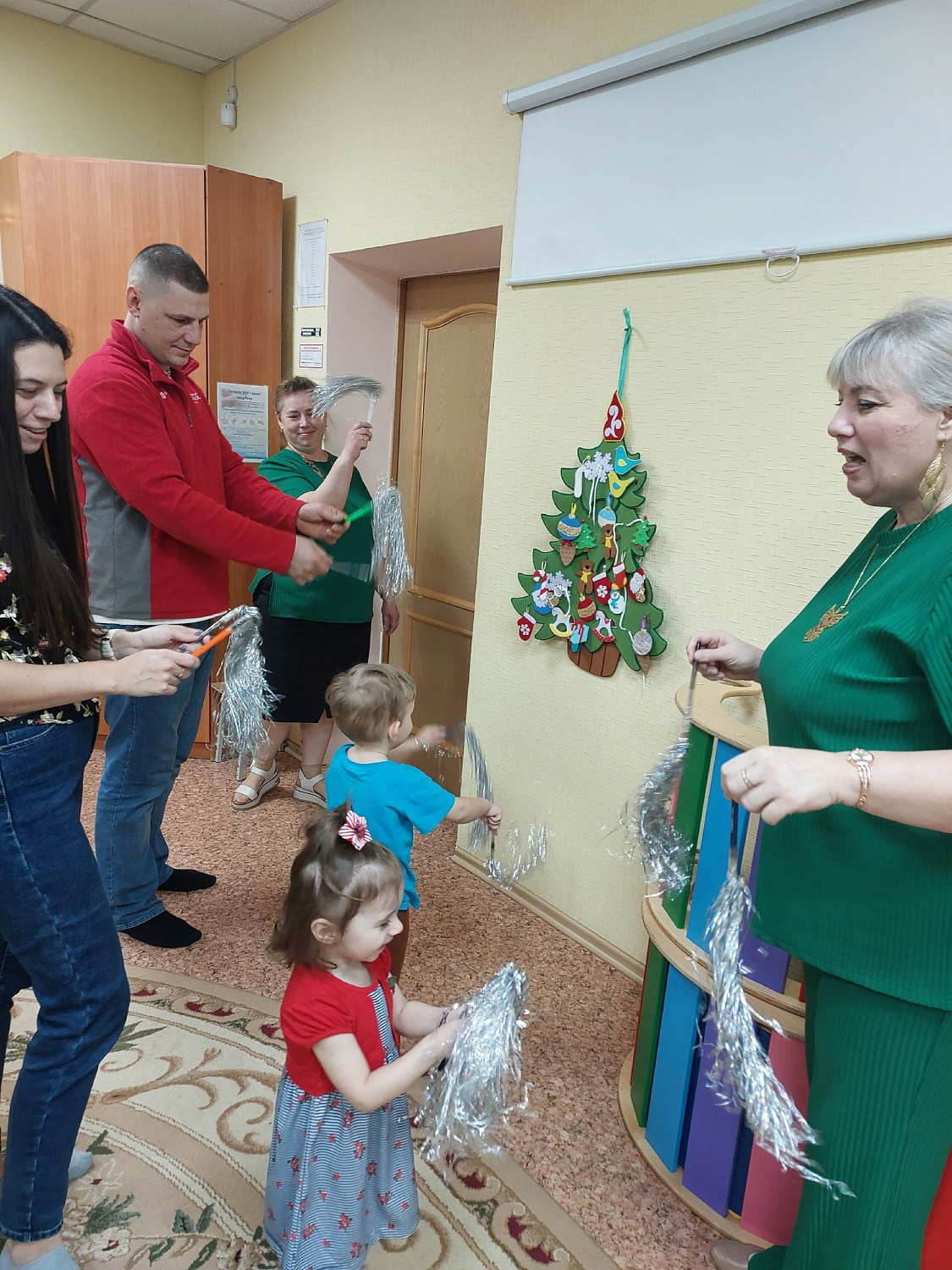 У малышей Центра «Здоровье» прошел праздник «У Новогодней Ёлочки день рождения» 