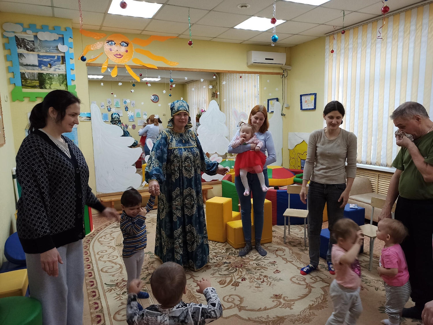 Поздравили ёлочку с днём рождения