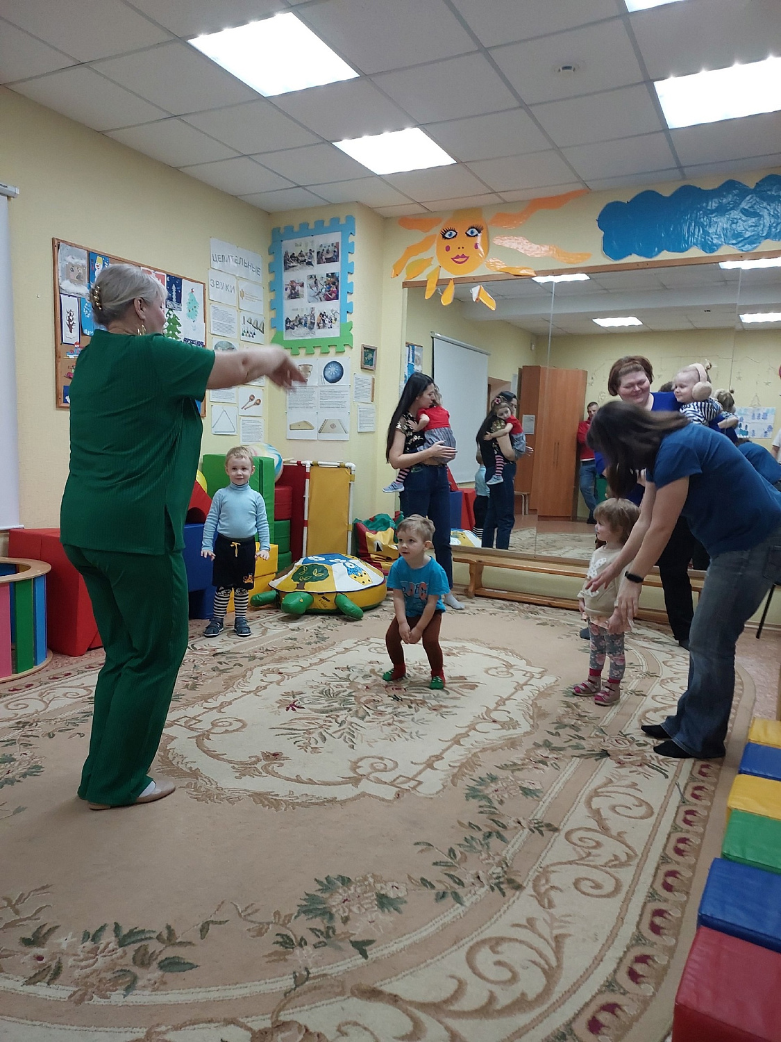 У малышей Центра «Здоровье» прошел праздник «У Новогодней Ёлочки день рождения» 