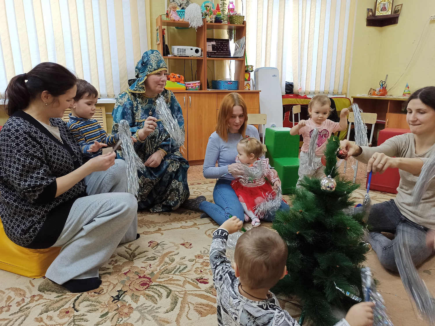 Поздравили ёлочку с днём рождения