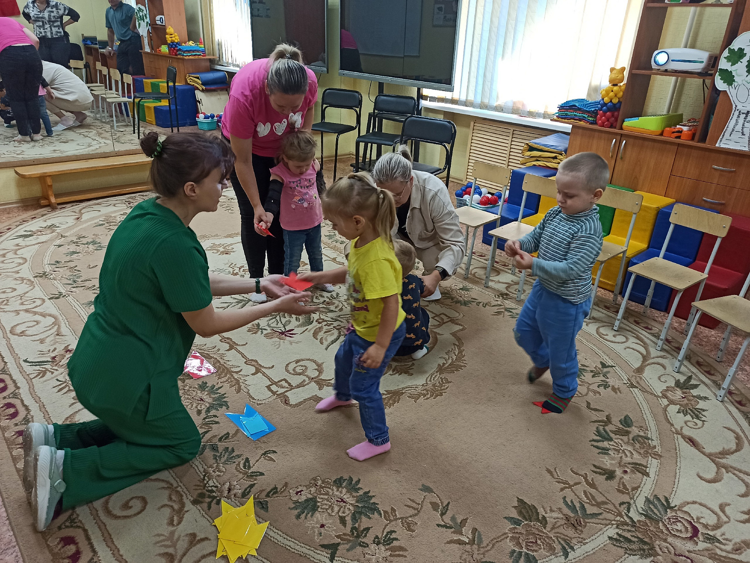 В Центре «Здоровье» в отделении коррекции детей раннего возраста прошло занятие «День рождения Государственного флага»