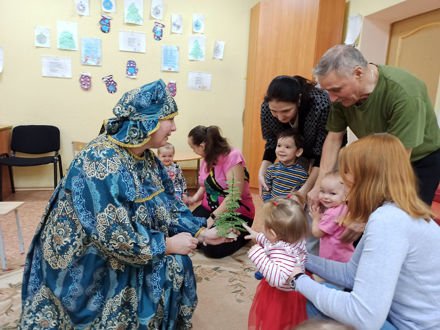 Поздравили ёлочку с днём рождения